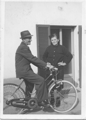 Con suo marito in bicicletta