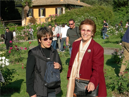 con la nuora Antonella al giardino delle rose